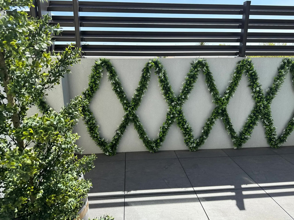 Artificial white eucalyptus vine by Faux Flora, 55cm extendable hanging plant with UV-resistant faux foliage for home and garden decor