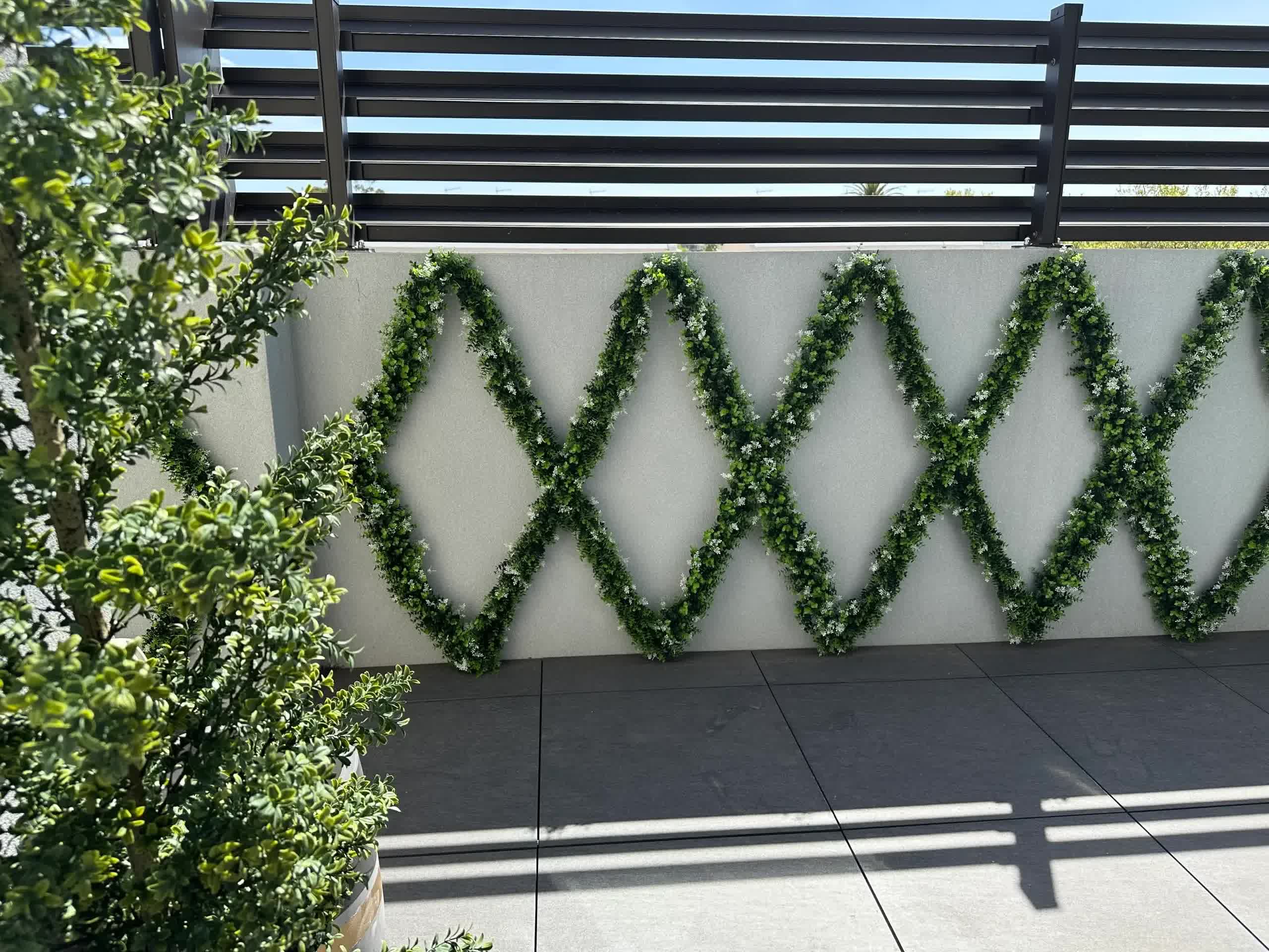 Artificial white eucalyptus vine by Faux Flora, 55cm extendable hanging plant with UV-resistant faux foliage for home and garden decor